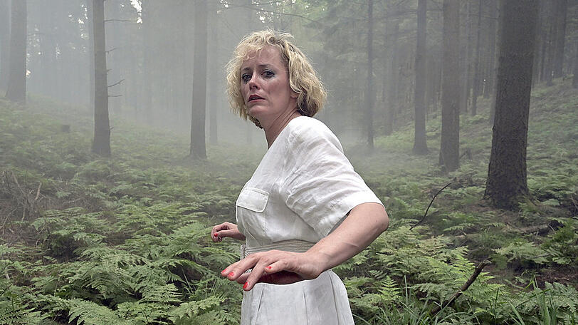 "Das Geheimnis des Totenwaldes (1)": Barbara Neder (Silke Bodenbender) muss fliehen