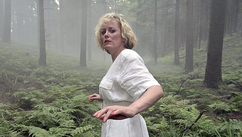 "Das Geheimnis des Totenwaldes (1)": Barbara Neder (Silke Bodenbender) muss fliehen "Das Geheimnis des Totenwaldes (1)": Barbara Neder (Silke Bodenbender) muss fliehen