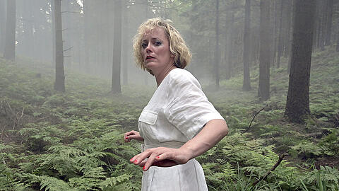 "Das Geheimnis des Totenwaldes (1)": Barbara Neder (Silke Bodenbender) muss fliehen