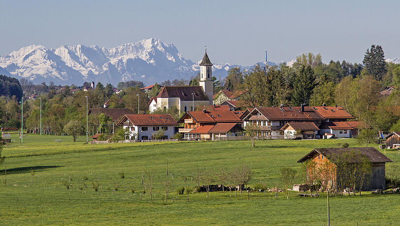 In Deining ist man noch nicht sehr weit aus München heraus, aber an Tagen mit guter Fernsicht kann man trotzdem auf eine Portion Bergfeeling kommen.