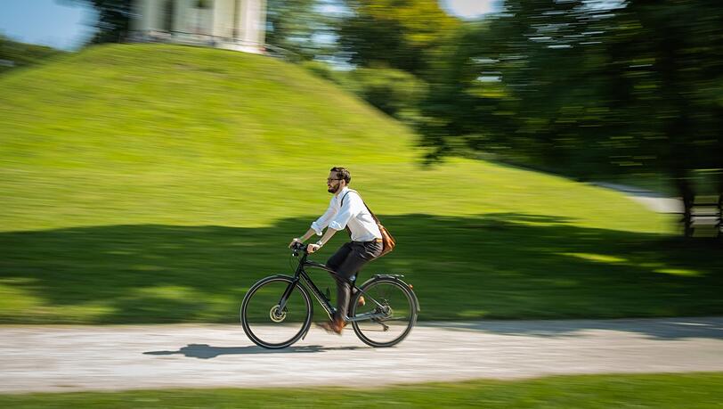 Mit Elektromotor durch den Englischen Garten - AZ-Reporter Paul Nöllke auf dem Vado SL Fahrrad.