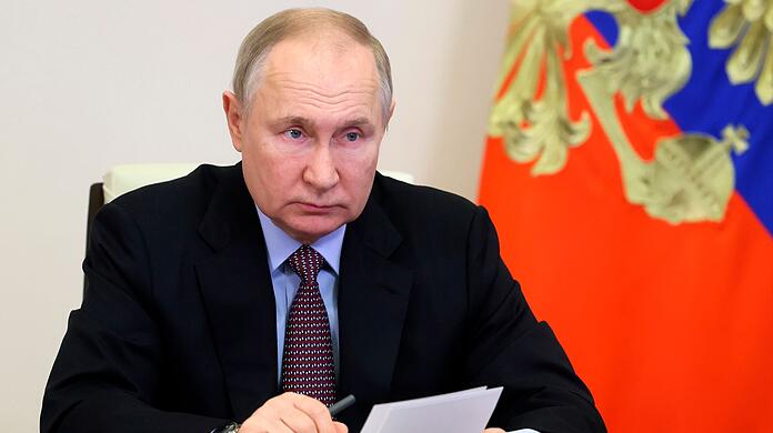 Wladimir Putin versucht die wachsende Unzufriedenheit mit dem Krieg von sich weisen.