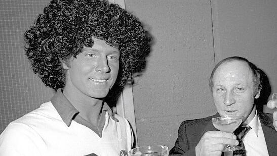 Fasching: Beckenbauer schlecht als Pelé verkleidet.