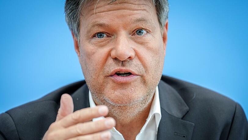Grünen-Kanzlerkandidat Habeck sieht in CSU-Chef Söder einen Torpedoschützen gegen den Unionswahlkampf. (Archivfoto)