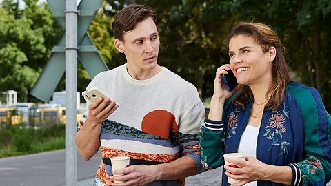"Zwei am Zug": Otis (Rick Okon) und Sandra (Katharina Wackernagel) haben gute Neuigkeiten f&uuml;r ihre Lieben: Die Zugfahrt geht endlich weiter.