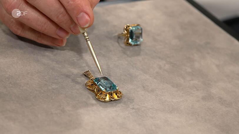 Anhänger und Ring mit Aquamarinen von Wilhelm Stoll aus den 1930er- bis 50er-Jahren hatten einen Gesamtwert von 3.000 bis 3.500 Euro. Sarah Schreiber freute sich über den Zuschlag bei 2.700 Euro. Anhänger und Ring mit Aquamarinen von Wilhelm Stoll aus den 1930er- bis 50er-Jahren hatten einen Gesamtwert von 3.000 bis 3.500 Euro. Sarah Schreiber freute sich über den Zuschlag bei 2.700 Euro.