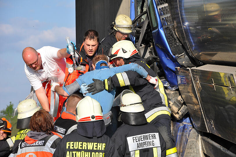 Ein Milch-Laster kracht bei Ampfing gegen einen Brückenpfeiler aus Beton.