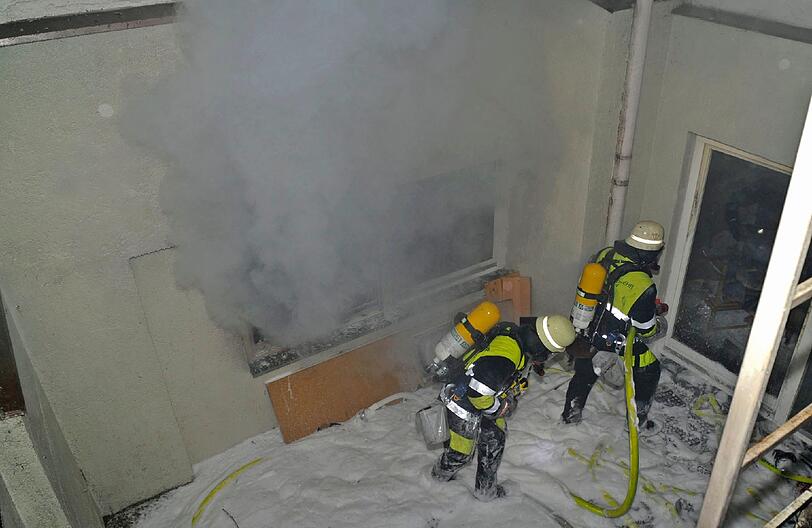 In der Schleißheimer Straße bricht am Freitagnachmittag, 13. Januar, ebenfalls ein Feuer aus, diesmal in einer Tiefparterre-Wohnung. Die 25-jährige Wohnungsinhaberin und ein drei Monate alter Säugling, der sich mit seiner Mutter im benachbarten Bereich befand, erleiden leichte Rauchvergiftungen. Insgesamt sind 70 Feuerwehrler im Einsatz. Die Wohnung ist danach unbewohnbar.