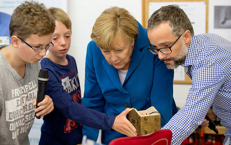 Hoher Buch in Niederbayern: Kanzlerin Angela Merkel besuchte am Freitag ein sogenanntes "MINT"-Projekt in der Grund- und Mittelschule in Buch am Erlbach. Die Bilder vom Merkel-Besuch.