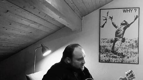 Schrieb seine Fassungslosigkeit über den Tod von über 130 Unschuldigen in Paris in einem Song nieder: Alex Diehl (27)