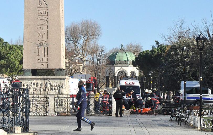 Ermittler sichern Spuren am Tatort in Istanbul