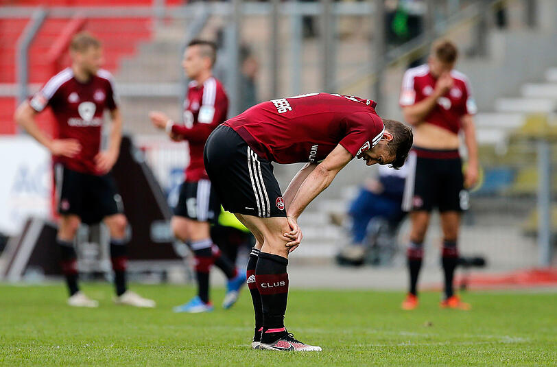 Laszlo Sepsi von Nürnberg steht nach dem Schlußpfiff sichtlich entäuscht auf dem Platz.