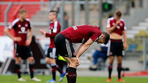 Laszlo Sepsi von Nürnberg steht nach dem Schlußpfiff sichtlich entäuscht auf dem Platz.