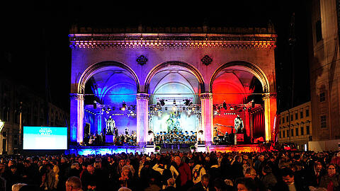 Die Feldherrnhalle angestrahlt in den französischen Nationalfarben. "Klassik am Odeonsplatz" fand 48 Stunden nach dem Terror in Nizza statt.