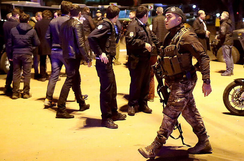 Bei dem Doppelanschlag in Istanbul sind mindestens 29 Menschen getötet worden, darunter auch Polizisten.