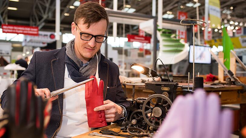 Maßgeschneidert aus weichstem Leder: Nils Bergauer fertigt für jeden Kunden Handschuhe nach Wunsch.