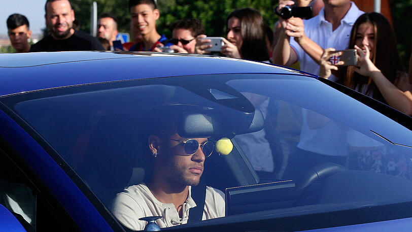 Neymar kommt am Mittwochmorgen auf dem Trainingsgelände des FC Barcelona an.