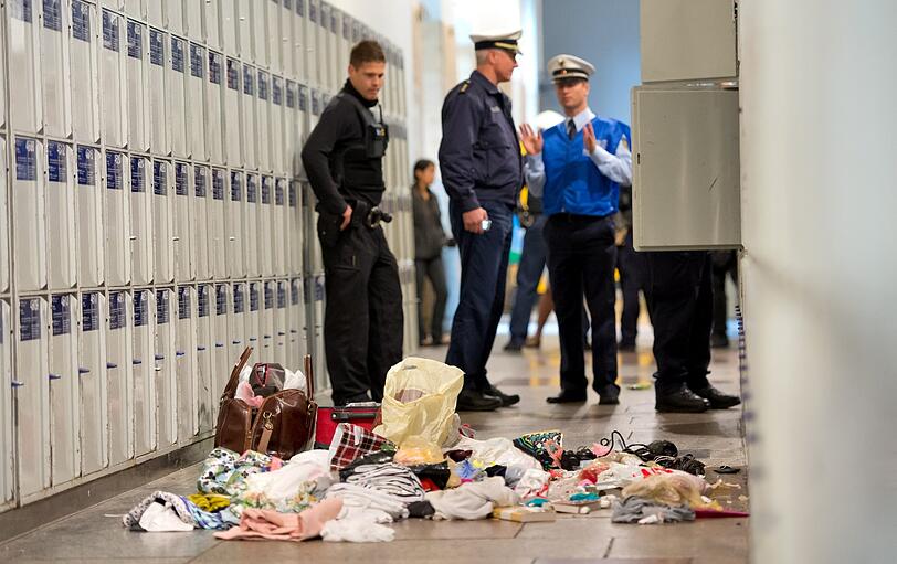 Zweieinhalb Stunden war der Hauptbahnhof wegen eines verdächtigen Gepäckstücks gesperrt. Um 13.50 Uhr kam Entwarnung. Der Koffer sei ungefährlich. Die Bilder vom Polizeieinsatz.