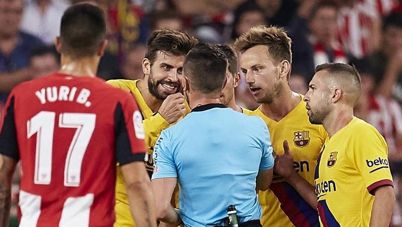 Die Spieler des FC Barcelona haderten auch mit dem Schiedsrichter. Die Spieler des FC Barcelona haderten auch mit dem Schiedsrichter.