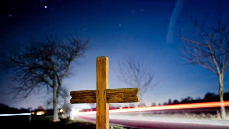 Ein Kreuz zur Erinnerung an einen Verkehrstoten steht an einer Landstraße. Foto: Julian Stratenschulte/dpa/Archivbild Ein Kreuz zur Erinnerung an einen Verkehrstoten steht an einer Landstraße. Foto: Julian Stratenschulte/dpa/Archivbild