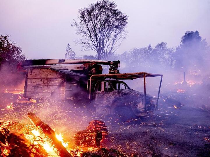 In Kalifornien sind durch Waldbrände wieder Dutzende Häuser zerstört worden.