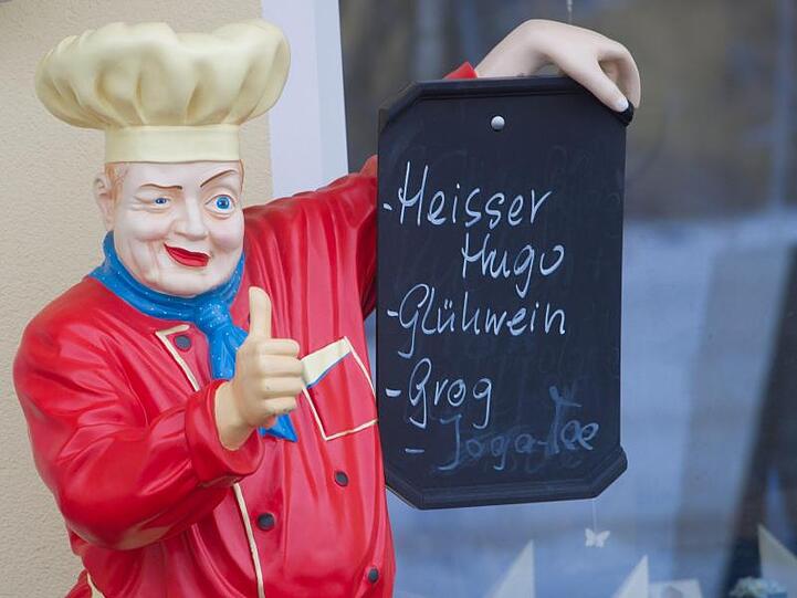 Heißer Hugo, Glühwein oder Grog? Auf vielen Weihnachtsmärkten haben die Besucher die Qual der Wahl.