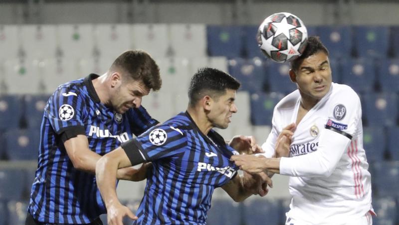 Real Madrids Casemiro (r) köpft den Ball an Atalantas Cristian Romero (M) und Atalantas Berat Djimsiti vorbei.