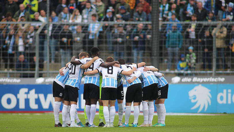 Einschwören auf das Saisonfinale: Die Mannschaft des TSV 1860.