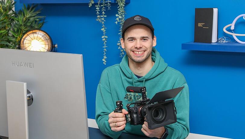 Elias Bernitz dreht Erklärvideos für Apps am Handy. Mittlerweile hat er mit seinen 54 Videos schon 10.900 Abonnenten erreicht. Bis August sollen es fast zehn Mal so viel sein.