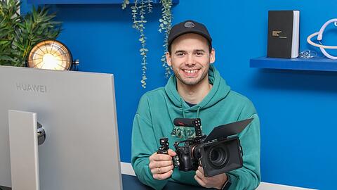 Elias Bernitz dreht Erklärvideos für Apps am Handy. Mittlerweile hat er mit seinen 54 Videos schon 10.900 Abonnenten erreicht. Bis August sollen es fast zehn Mal so viel sein.