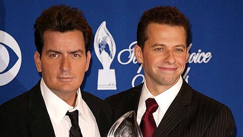 Charlie Sheen (li.) und Jon Cryer standen bis 2011 für "Two And A Half Men" gemeinsam vor der Kamera.