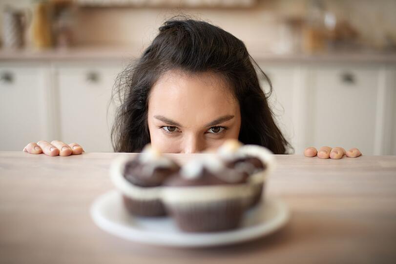 Ein unausgeglichener Blutzuckerspiegel kann auf Dauer zu Erkrankungen wie Diabetes oder Herz-Kreislauf-Problemen f&uuml;hren. Doch auch kurzfristig wirken sich starke Schwankungen negativ aus. Nach einer Mahlzeit mit vielen Kohlenhydraten steigt der Blutzucker schnell an und f&auml;llt danach oft ebenso rasch ab. Das kann zu M&uuml;digkeit, Reizbarkeit und Antriebslosigkeit f&uuml;hren und Konzentrationsschw&auml;chen beg&uuml;nstigen.