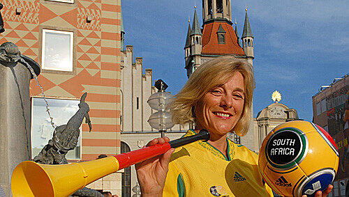 Seit 2008 in München zuhause: Die Südafrikanerin Bridget Gibbs (48) ist Englischlehrerin, Fremdenführerin und Fußball-Fan. Seit 2008 in München zuhause: Die Südafrikanerin Bridget Gibbs (48) ist Englischlehrerin, Fremdenführerin und Fußball-Fan.
