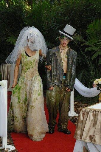 Am ersten Tag trifft es Fiona und Joey bei der "Dschungel-Hochzeit". Das exquisite Buffet besteht aus Würmern, Ameisen, Kakerlaken und Grillen.