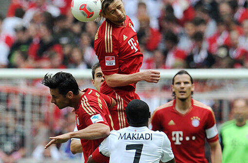 Anatoli Timoschtschuk und Claudio Pizarro vom FC Bayern kämpfen um den Ball mit Cedrick Makiadi von Freiburg.