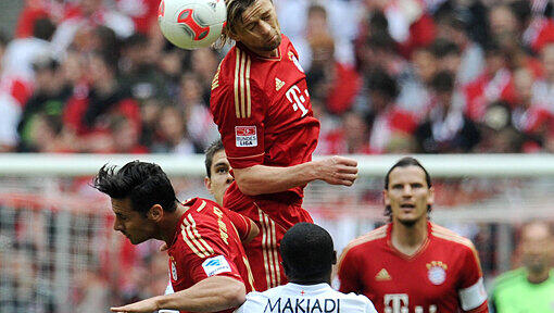 Anatoli Timoschtschuk und Claudio Pizarro vom FC Bayern kämpfen um den Ball mit Cedrick Makiadi von Freiburg. Anatoli Timoschtschuk und Claudio Pizarro vom FC Bayern kämpfen um den Ball mit Cedrick Makiadi von Freiburg.