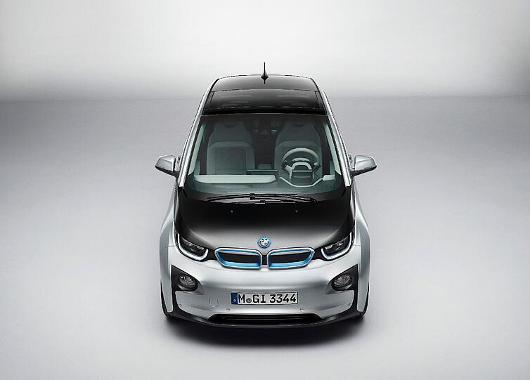 Enthüllt: BMW zeigt erstmals das endgültige Design des Elektroflitzers i3. Außen wirkt er etwas rundlich, innendrin ist er BMW-typisch cool-elegant gestylt.