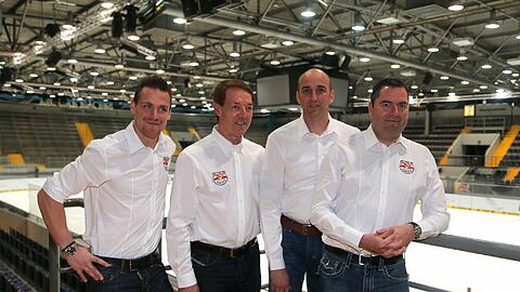 Die EHCler in der aufgepeppten Eishalle: Nationalspieler Alexander Barta, Trainer Pierre Pagé, Co-Trainer Helmut de Raaf und Manager Christian Winkler.