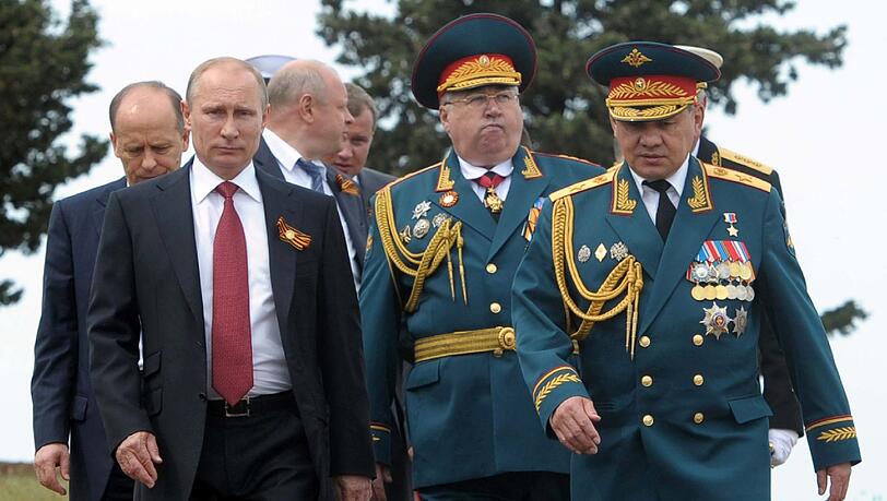 Russlands Präsident Wladimir Putin und Verteidigungsminister Sergei Shoigu auf der Krim. Kommt jetzt auch noch Donezk zu Russland? Russlands Präsident Wladimir Putin und Verteidigungsminister Sergei Shoigu auf der Krim. Kommt jetzt auch noch Donezk zu Russland?