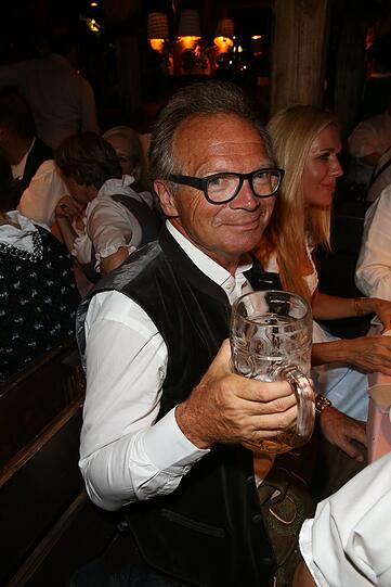 Werner E. Klatten im Käferzelt.