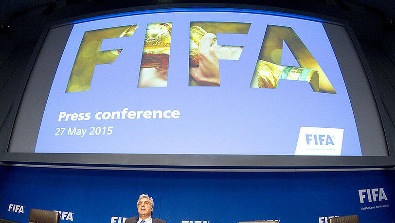 FIFA-Mediendirektor Walter de Gregorio bei seinem schweren Job am Mittwochvormittag FIFA-Mediendirektor Walter de Gregorio bei seinem schweren Job am Mittwochvormittag