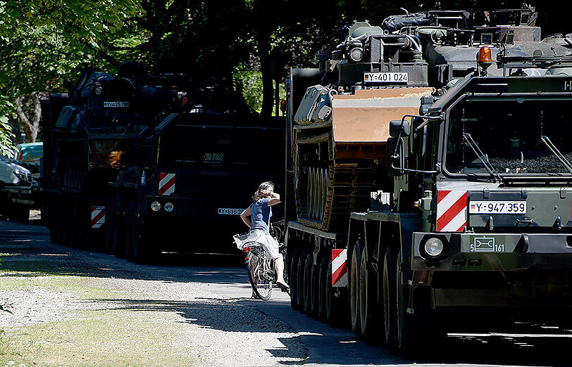 Zwei Bergepanzer der Bundeswehr wartet auf Tiefladern am 01.07.2015 in Heikendorf (Schleswig-Holstein) auf den Einsatz auf einem Villengrundstück. Auf dem Gelände sollen sich Waffen aus dem Zweiten Weltkrieg befinden.