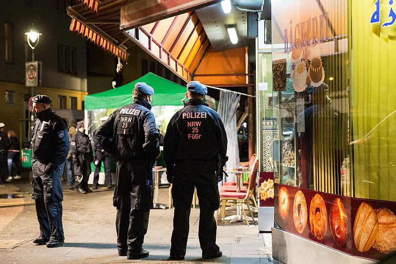 Am Samstagabend haben mehrere Hundert Polizisten im Düsseldorfer Nordafrikaner-Viertel Maghreb mehr als sechs Stunden lang Personen kontrolliert und Räume durchsucht.