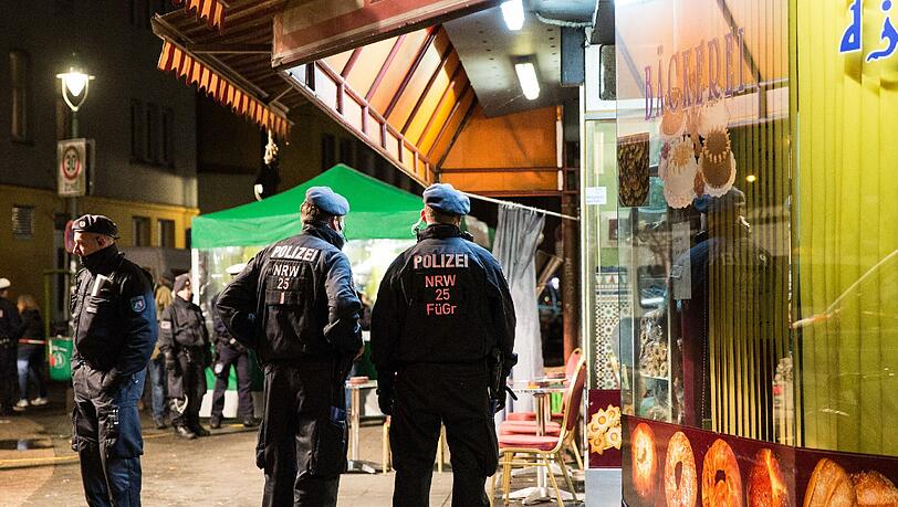 Am Samstagabend haben mehrere Hundert Polizisten im Düsseldorfer Nordafrikaner-Viertel Maghreb mehr als sechs Stunden lang Personen kontrolliert und Räume durchsucht. Am Samstagabend haben mehrere Hundert Polizisten im Düsseldorfer Nordafrikaner-Viertel Maghreb mehr als sechs Stunden lang Personen kontrolliert und Räume durchsucht.