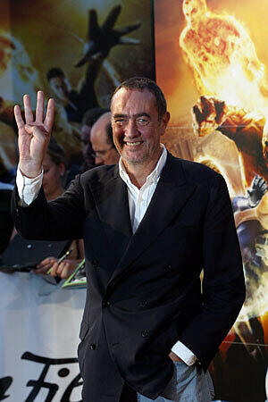 Der Produzent Bernd Eichinger posiert in Hamburg vor der Europa-Premiere des Spielfilms "Fantastic Four" am Hamburger Elbberg-Campus 2005.