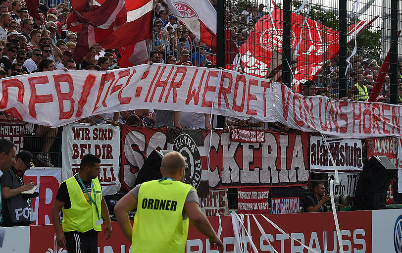 "Fans" des FC Bayern sorgen im Kehdinger Stadion für eine fünfminütige Unterbrechung, indem sie Plastikbälle und Toilettenpapierrollen auf den Rasen werfen.