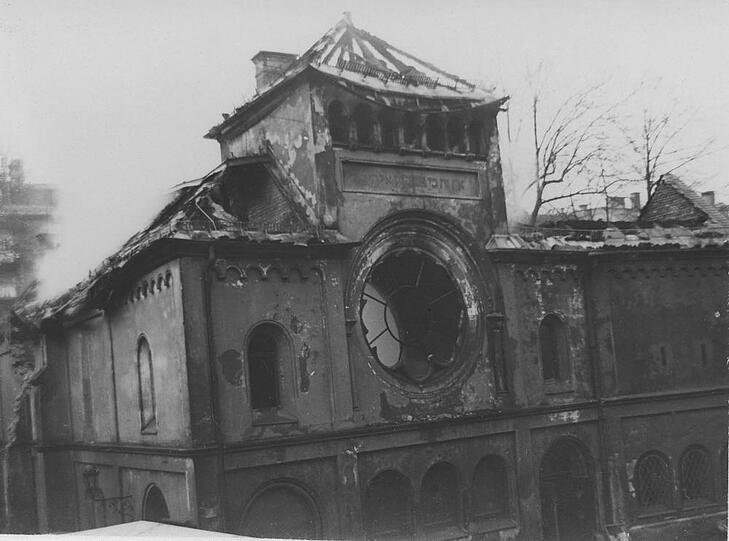 Die Synagoge in der Herzog-Rudolf-Straße ist komplett ausgebrannt.