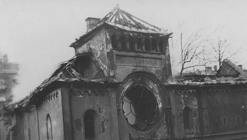 Die Synagoge in der Herzog-Rudolf-Straße ist komplett ausgebrannt. Die Synagoge in der Herzog-Rudolf-Straße ist komplett ausgebrannt.