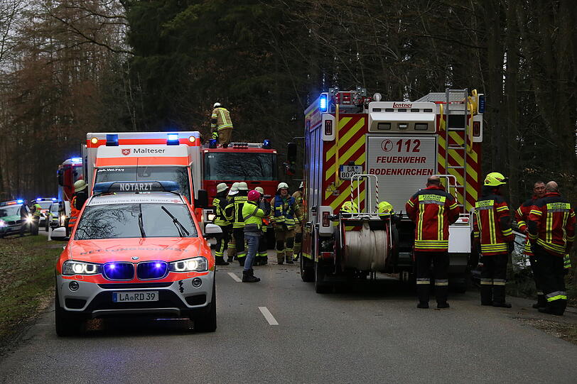 Bei einem Unfall im Landkreis Landshut wurde ein Mann in sein Auto eingeklemmt, nachdem er gegen einen Baum prallte.