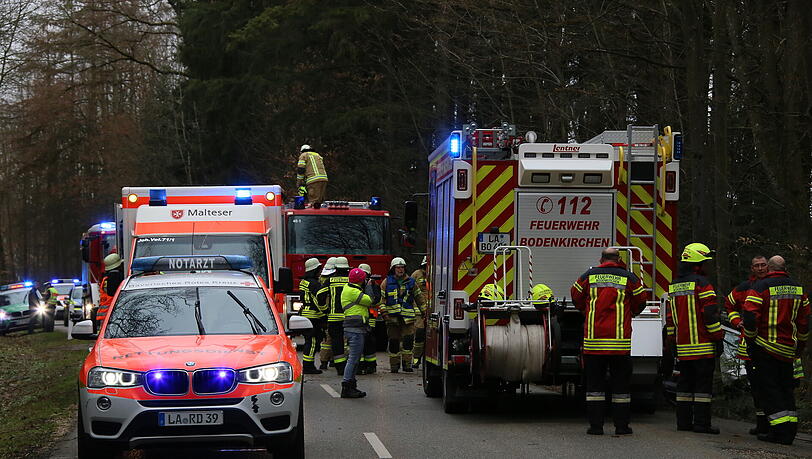 Bei einem Unfall im Landkreis Landshut wurde ein Mann in sein Auto eingeklemmt, nachdem er gegen einen Baum prallte. Bei einem Unfall im Landkreis Landshut wurde ein Mann in sein Auto eingeklemmt, nachdem er gegen einen Baum prallte.